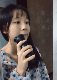 性感美女的内涵GIF图片：这下总算把我的胡子给剃干净了