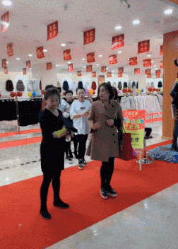 美女的邪恶GIF动图：摆首弄姿，害羞最可爱