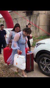 搞笑动态图：本来是很喜庆的场面，你一来搞笑就尴尬了