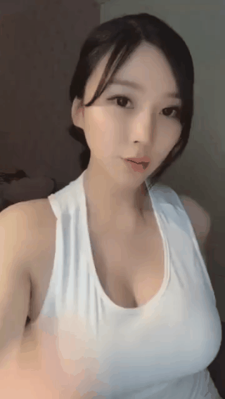 性感妹子的内涵动图GIF：妹子的耳环挺漂亮的哦！