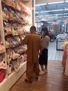 搞笑的动态图图片:女生在彩排舞蹈,男生们全在围观