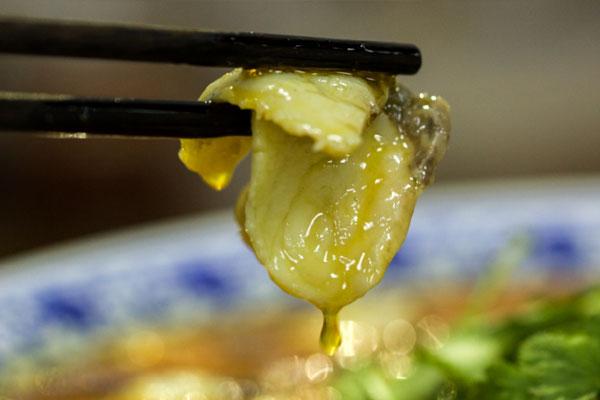 列出尿酸高的三种典型症状，对照看看，若有，及时改善