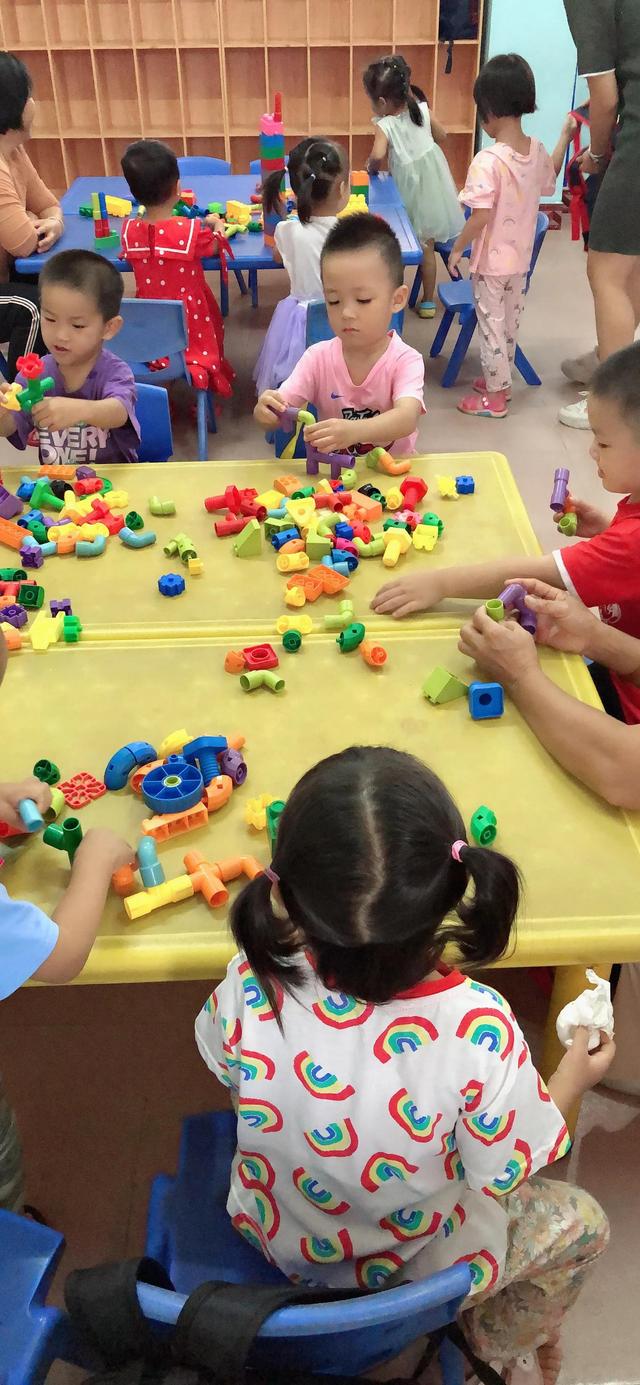 第一次上幼儿园的孩子不哭不闹，让妈妈很省心的