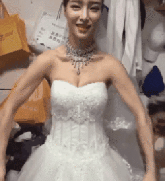 邪恶内涵的美女动态图：不好，这俩小伙被妹子盯上了
