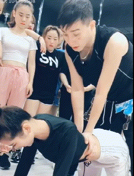 有点黄的GIF图片：再挤就爆了?