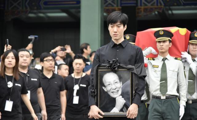 常宝华的徒弟:常宝华的葬礼上，牛群缺席侯耀华带头鼓掌，这对师兄弟有何恩怨？