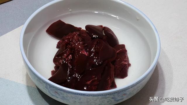 炒腰花時，最忌直接下鍋炒，教你正確做法，脆嫩爽口不腥氣，真香