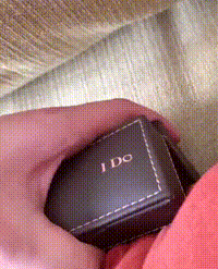 美女的邪恶动态图GIF：刚给女友买的项链，不知道她为啥会生气
