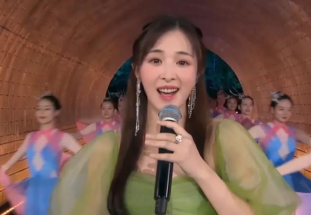 中秋晚会：周深背影好绝，撒贝宁唱歌憋笑，刘诗诗对不起这身衣服