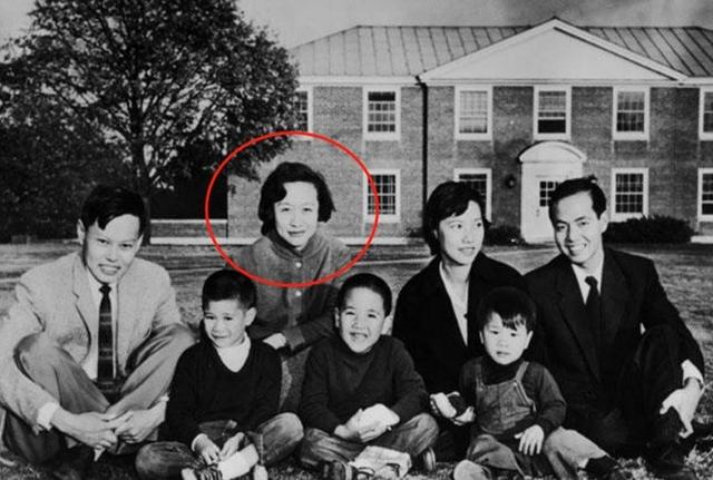 杨振宁100岁生日，45岁翁帆一袭红裙笑颜如花，18年婚姻证明爱情