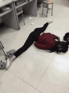 美女内涵GIF动态图片：有一个大胆的想法