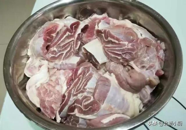 卤牛肉时，记住“1腌2泡”，牛肉不腥不柴，好吃还缩水小