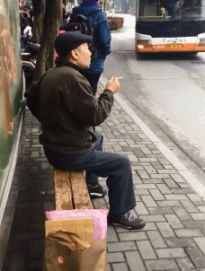 爆笑的动态图GIF：雪中送炭是这样吗？