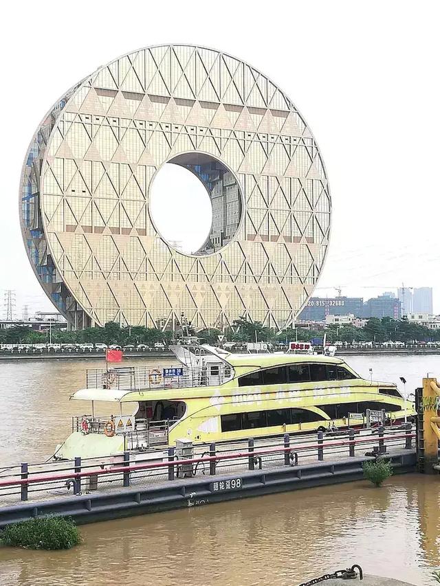 花10亿元打造的广州圆，与珠江水倒影成8，为广州又一标志建筑