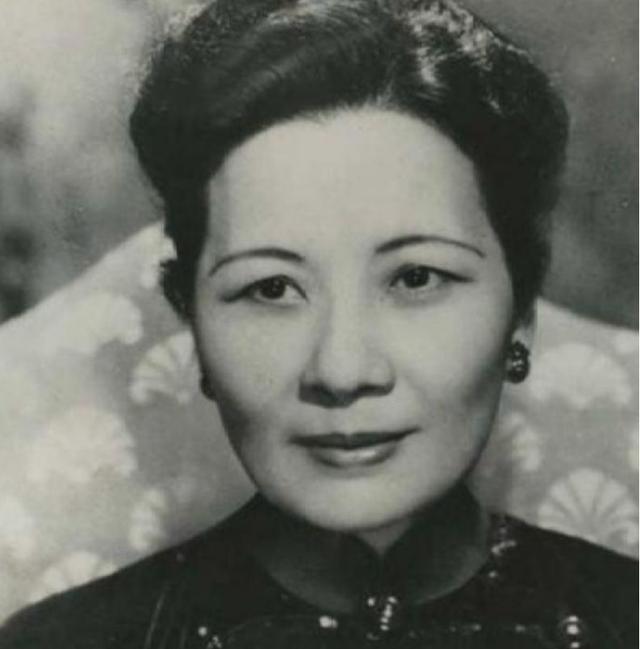 杜月笙爱女：在外漂泊半生，71岁回上海老宅，发现门匾中有惊喜