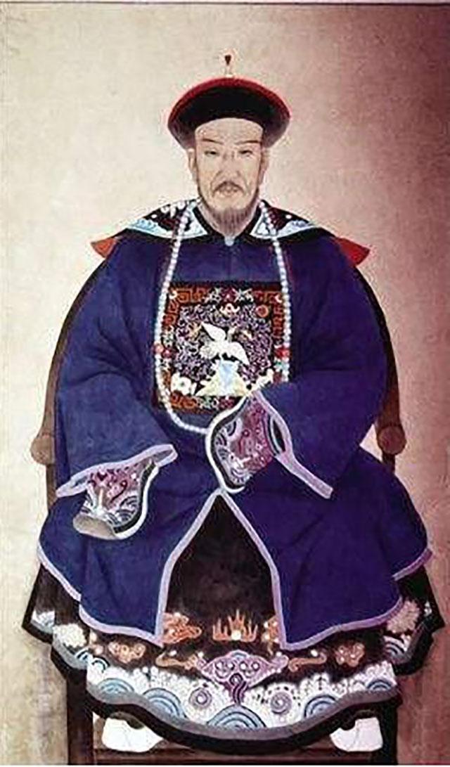 到了皇太极时期,汉臣宁完我上书皇太极,提议当务之急要分辨服制,制造