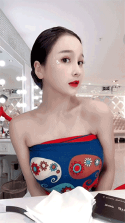 美女邪恶的动态图图片：吃不吃饭无所谓，主要还是拍照要好看！