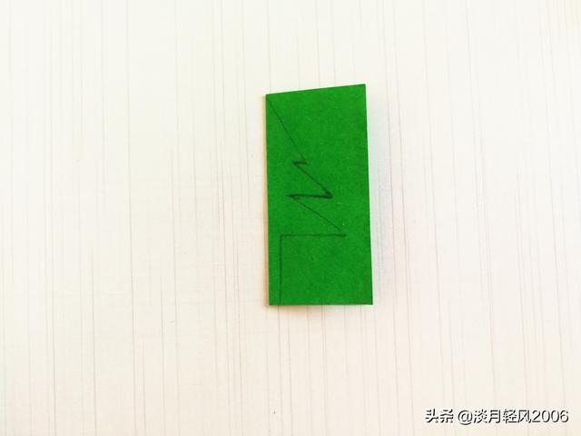 幼儿园手工，简单剪纸，用一张纸剪松树，好学又好看