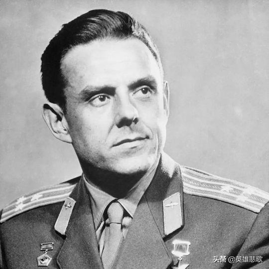 其实都不是,人类历史上第一位航天英雄是前苏联的宇航员科马洛夫,他是