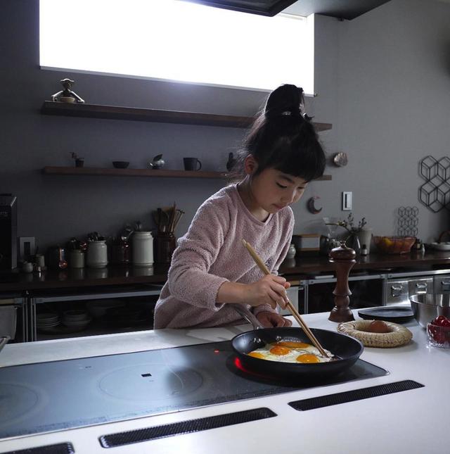 日本妈妈晒厨房里的女儿：小小年纪就在厨房忙碌，真的是可爱极了