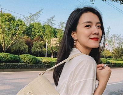 她原本的名字叫孙莎琪,1986年出生于深圳.