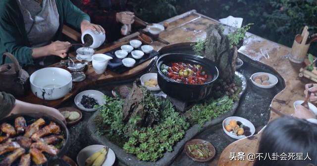李子柒停更70天后亮相，头发凌乱妆很浓，她的悲惨遭遇不是个例