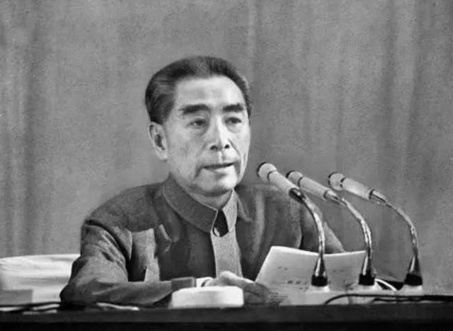 周总理的小学老师去世后，其儿子进京求职，总理接见他后当场落泪