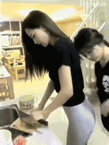 邪恶的美女GIF：8个美女下面给你吃？你的选择是？
