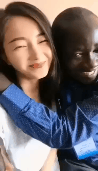 搞笑的GIF趣图：看这笑容，妹子一定很满足吧！
