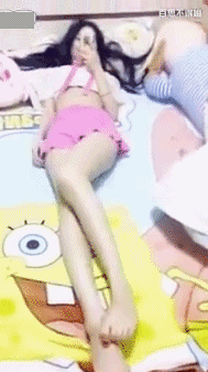 美女内涵GIF的动态图片：好腿