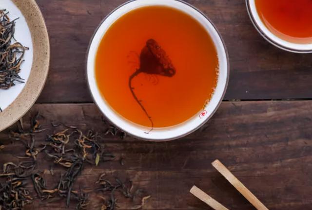 喝白开水好，还是喝茶好？听完医生的讲解，你就清楚了