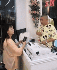 搞笑的GIF趣图：衣服洗一洗还能要，孩子就算了吧
