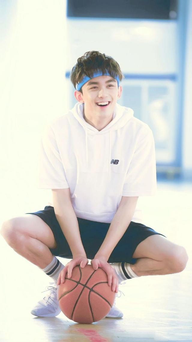 看来吴磊在私下也是个电竞爱好者啊