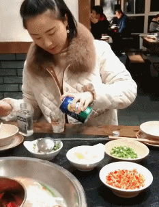 有味的动态图gif：姑娘好福气啊，蟠桃脸