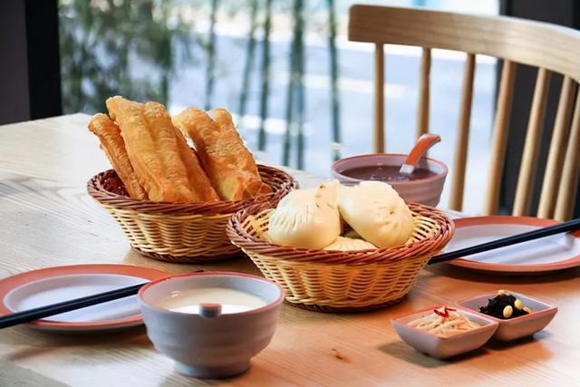 消化科医生：胃不好，起床后少做3件事，胃病或会慢慢好转