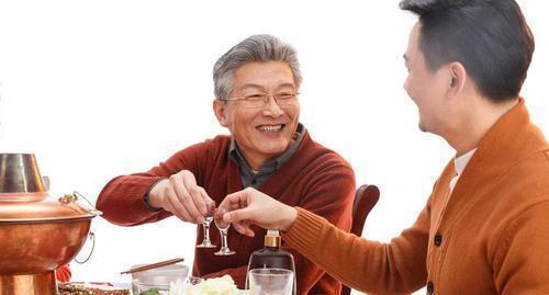 为啥喝完白酒后，会感觉口干且上头呢？医生：或受这4个因素影响