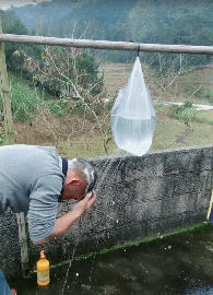 搞笑的GIF动图：妹子不用再练了，你的姿势很标准了