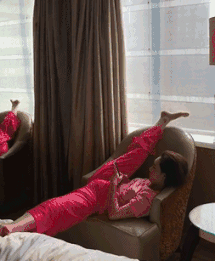 美女内涵动图GIF：舞蹈系妹子看手机的姿势都这么别致吗