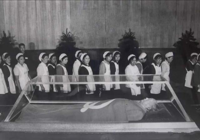 1956年 毛主席带头签字火葬 为何去世后被存放在水晶棺 Zh中文网