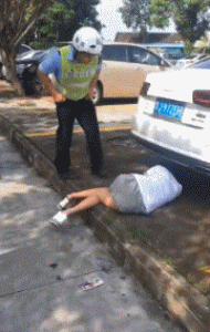 搞笑的GIF趣图：原以为是王者，结果是颗炸弹