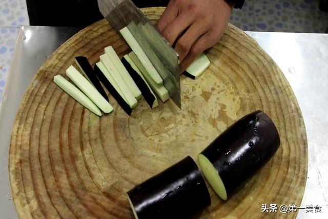 廚師長教你魚香茄子正宗做法，茄子不吸油不出水，香軟入味真下飯 美食頻道 第2张