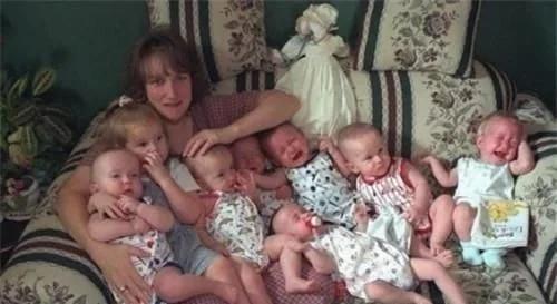 全球首例七胞胎，每天喝42瓶奶粉，换52块尿布，23年后都过得怎样