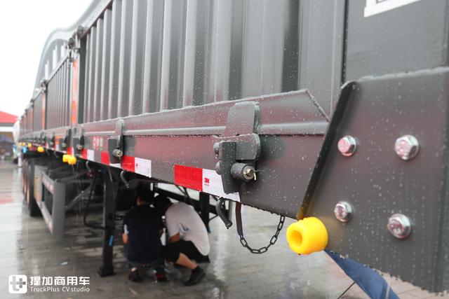 拉砂石料自卸车