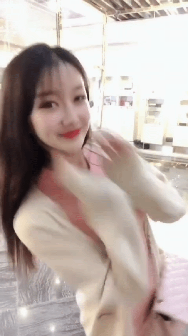 邪恶美女动图：小姐姐，这个身材是真的好啊！