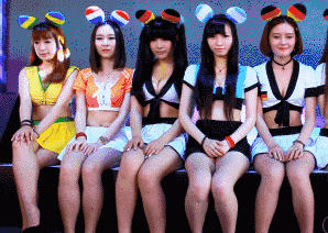 性感的美女动图图片：黄色衣服的妹子为何这么不一样呢？！