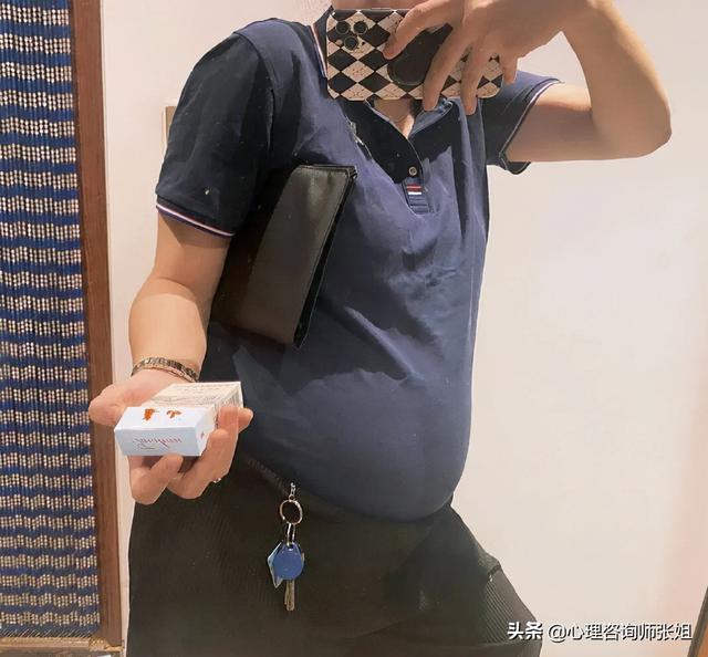 当孕妇穿上中年男装 网友 隔着屏幕都能闻着二手烟的味儿了 新闻时间