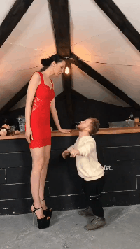 圣诞美女GIF动图：圣诞节快乐！妹子送到！