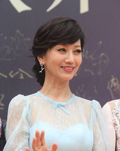 拿身体乳涂在脚上拿塑料包着