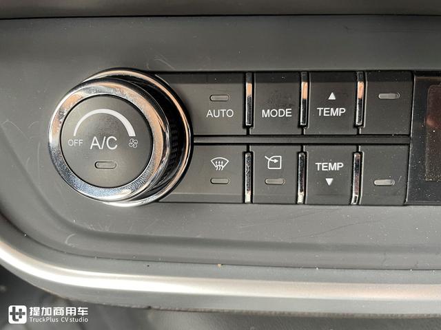 拉砂石料自卸车
