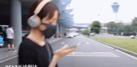 胡冰卿图片:胡冰卿昔日接机视频被扒，全程冷漠脸玩手机，网友直呼难怪红不了